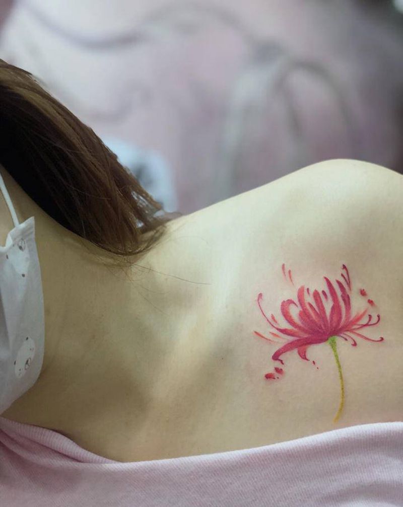 彼岸花纹身图片_胸部水彩纹身图案