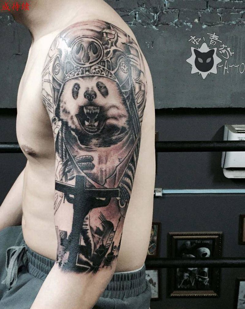熊猫战士纹身图片_手部新传统欧美写实熊猫战争十字架纹身图案