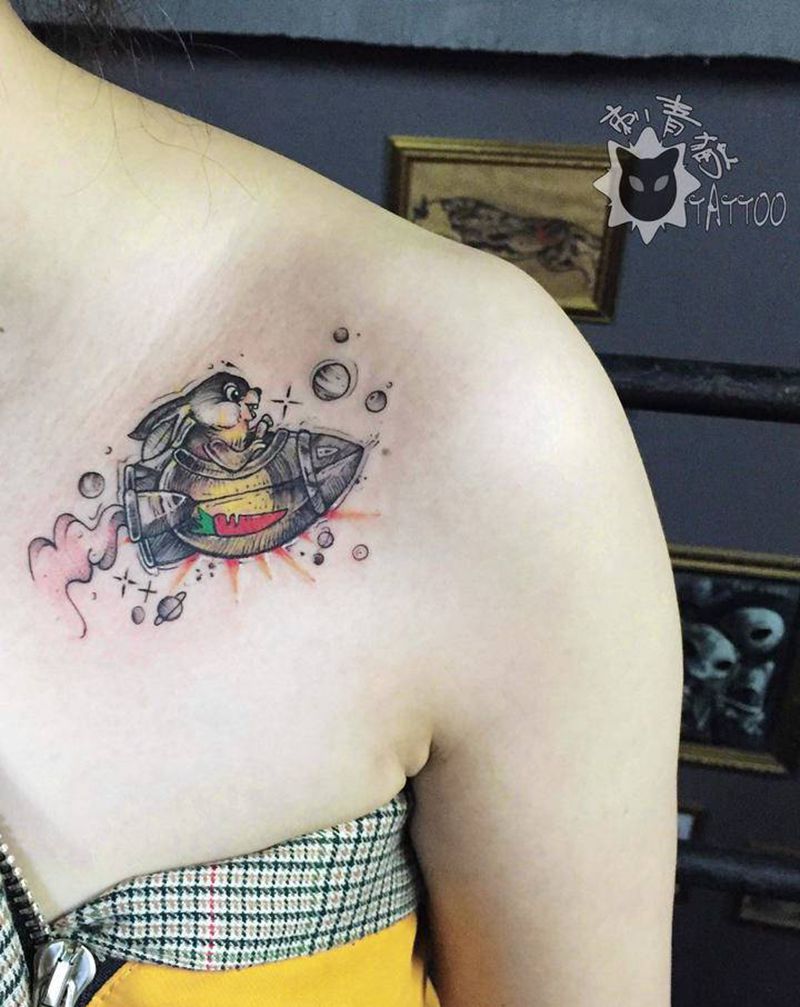 小兔子纹身图片_胸部颈部点刺New School小兔子火箭宇宙纹身图案