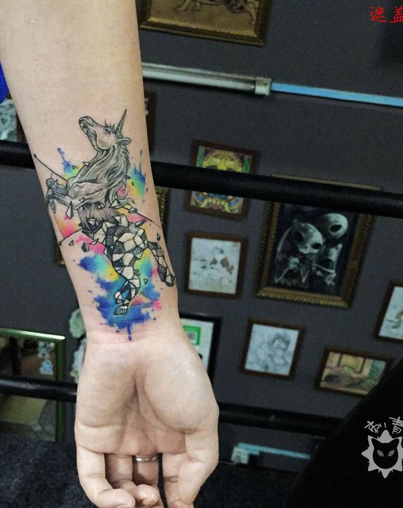 独角兽.小遮盖纹身图片_手部手臂水彩几何独角兽马遮盖纹身图案