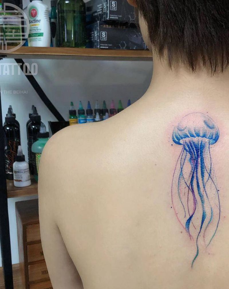 水彩水母纹身图片_背部水彩纹身图案
