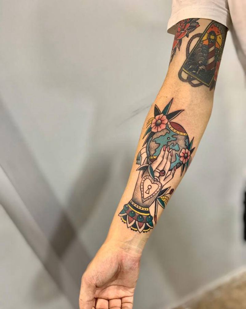 【美好世界尽在手中】纹身图片_手部手臂Old School纹身图案