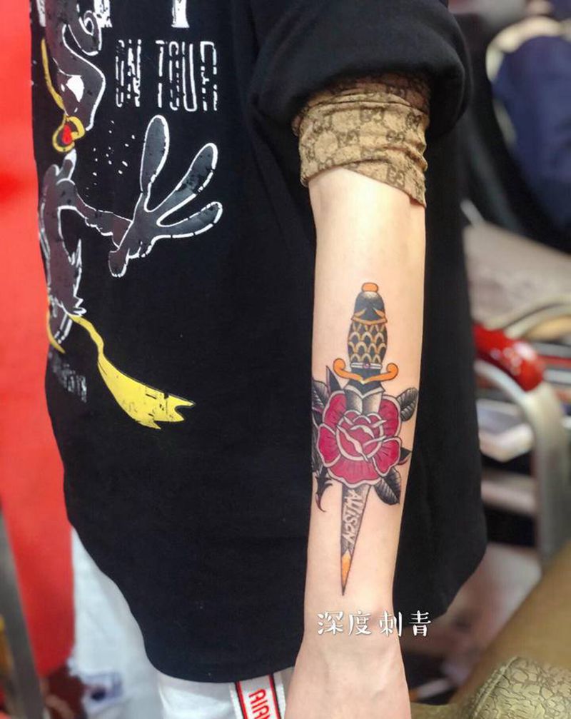 彩色纹身图片_手部Old School纹身图案