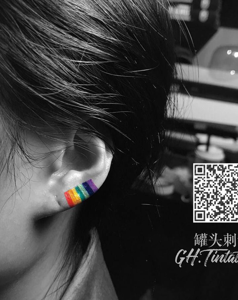 客人自带纹身图片_水彩耳部纹身图案
