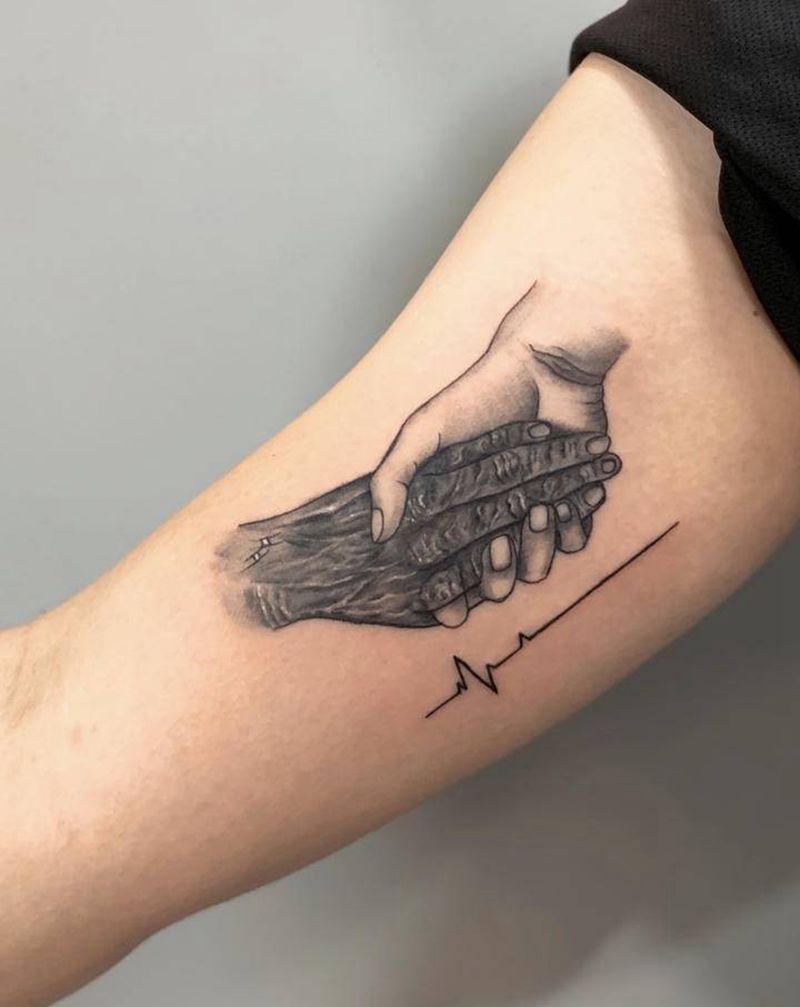 【握着奶奶的手[握手]】纹身图片_手臂纹身图案