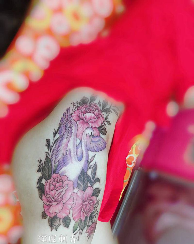 花纹身图片_臀部水彩纹身图案