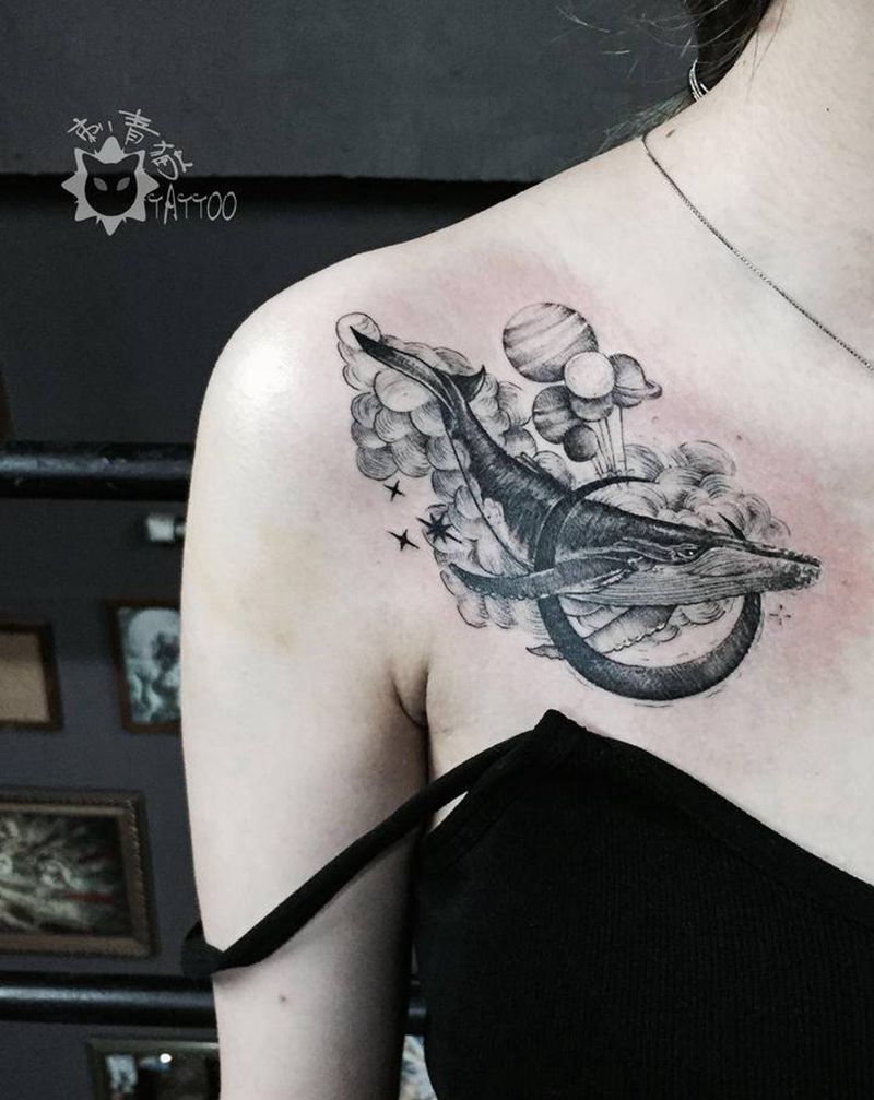 鲸鱼纹身图片_胸部肩部点刺几何鲸鱼月亮星球纹身图案