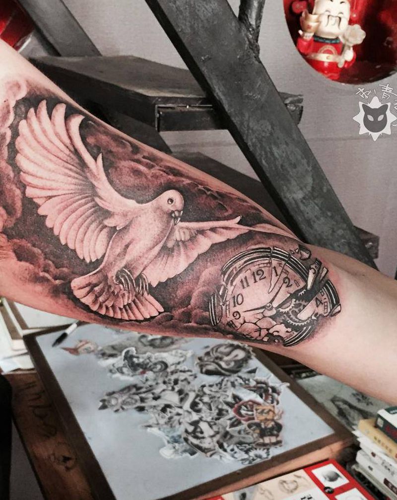 白鸽纹身图片_手臂手部欧美写实点刺鸽子钟表时间纹身图案