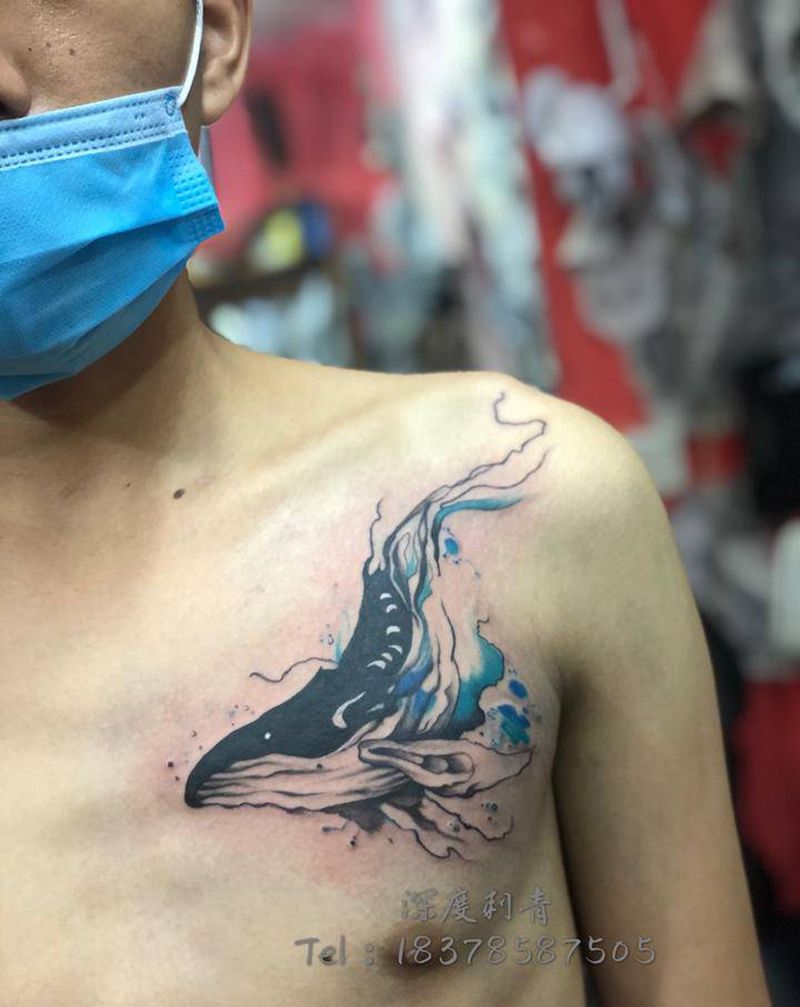 鲸鱼（遮盖名字）纹身图片_胸部New School水彩纹身图案