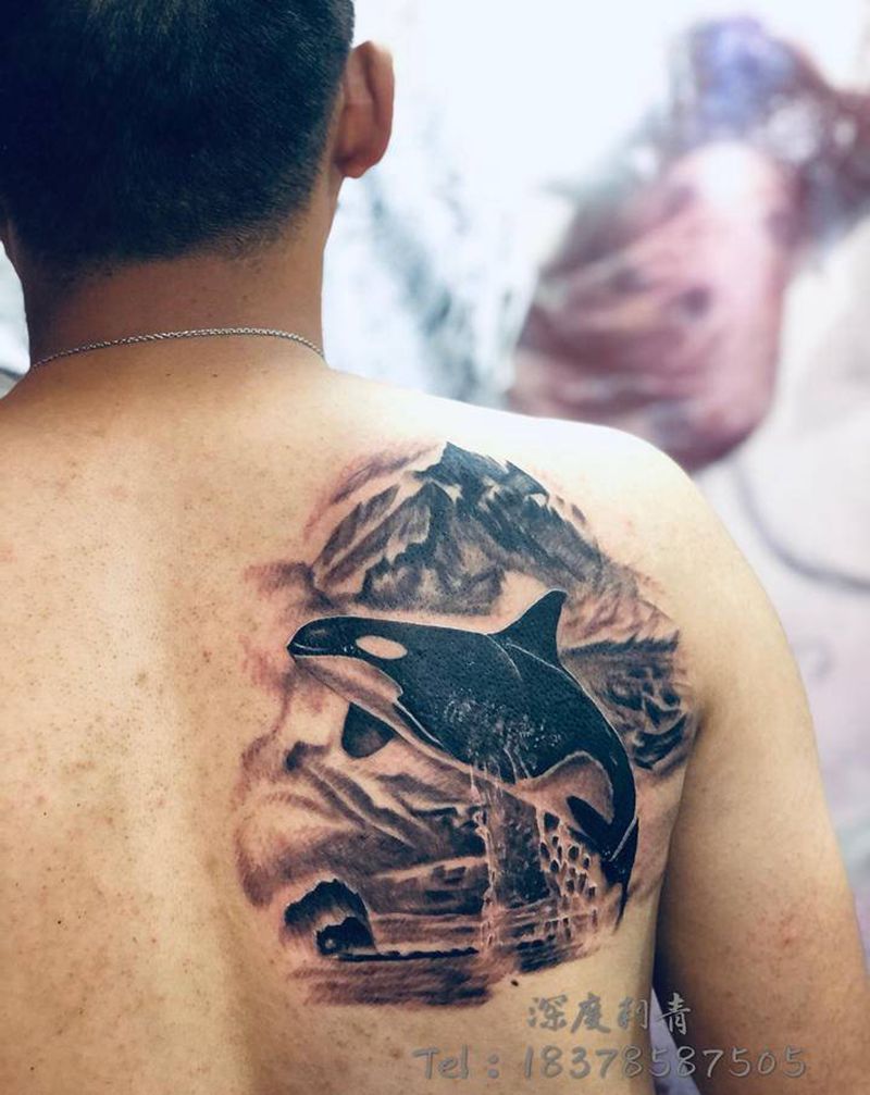 海豚纹身图片_背部欧美写实纹身图案