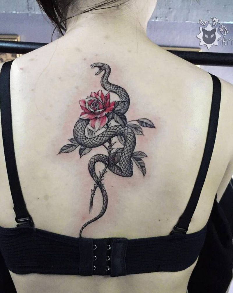 玫瑰蛇纹身图片_颈部背部欧美写实点刺蛇玫瑰花纹身图案