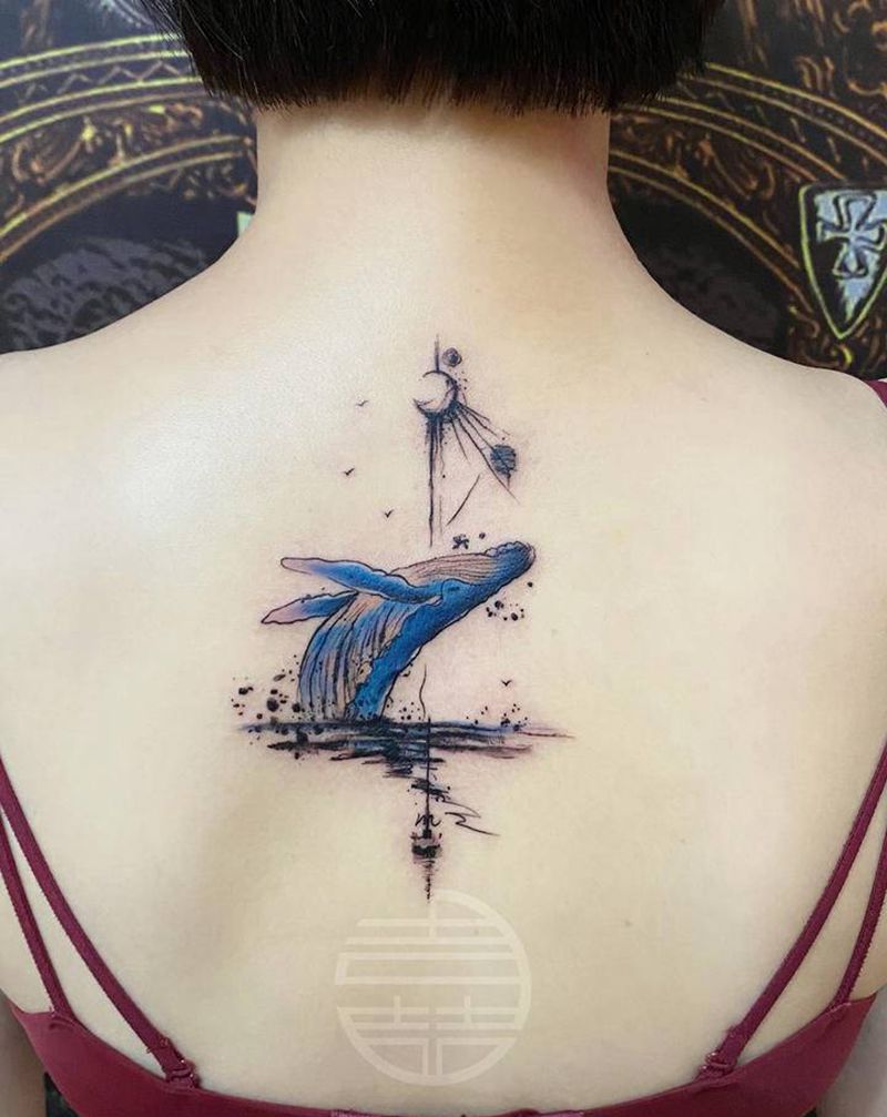 线条鲸鱼纹身图片_背部纹身图案