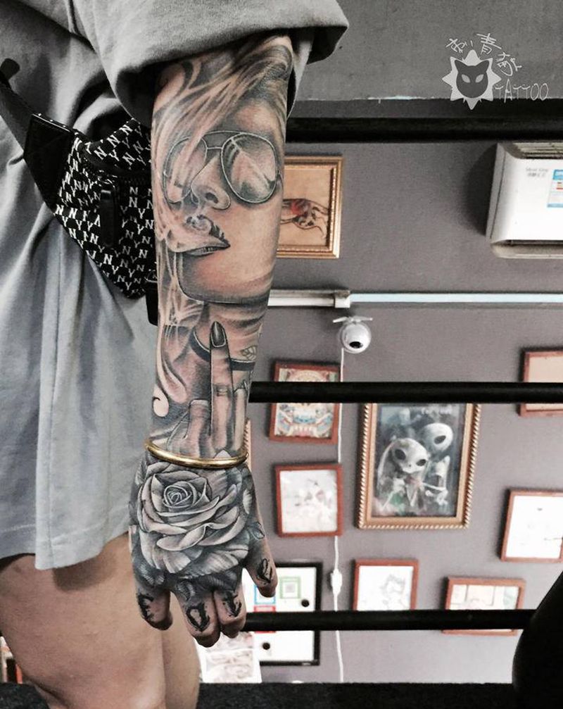 玫瑰美女纹身图片_手臂手部欧美写实花体字玫瑰手背美女纹身图案