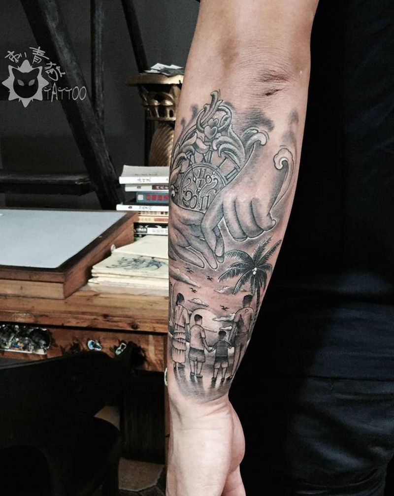 家人纹身图片_手部手臂New School欧美写实家人手晚霞纹身图案