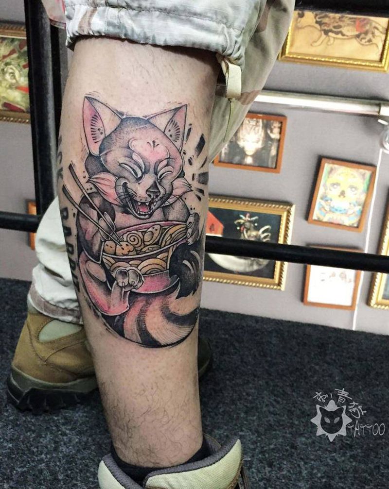 小浣熊纹身图片_腿部脚部New School新传统小浣熊纹身图案