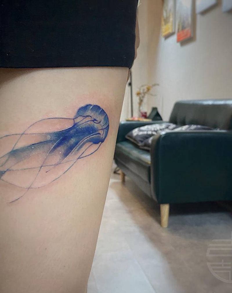 水母遮盖纹身图片_腿部水彩纹身图案