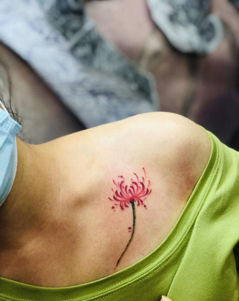 彼岸花纹身图片_肩部水彩纹身图案