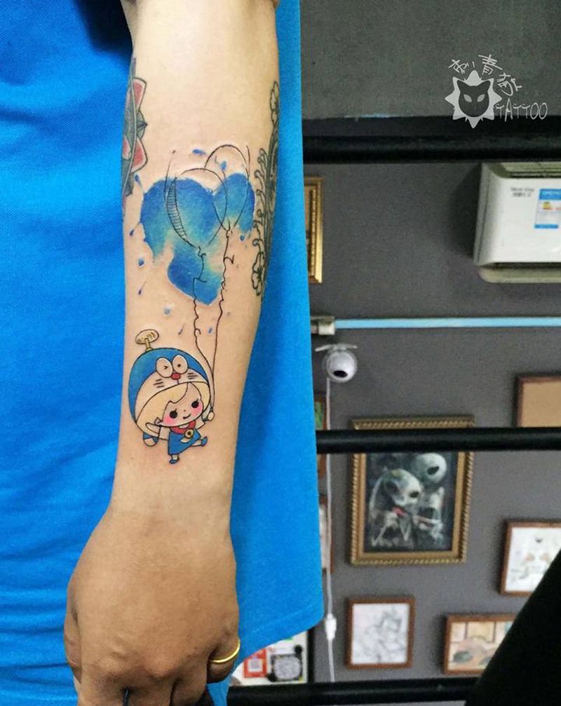 哆啦A梦纹身图片_手部手臂水彩New School机器猫气球纹身图案