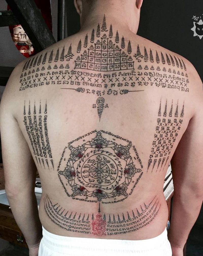 刺符纹身图片_背部泰国刺符经文纹身图案