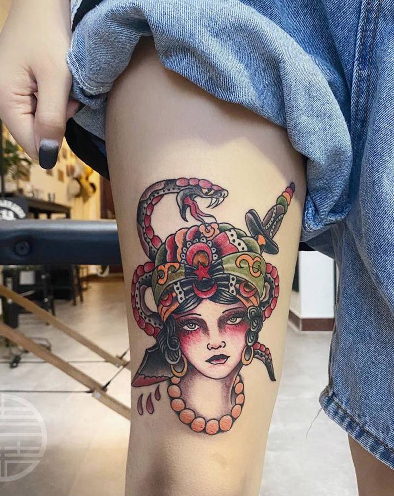 蛇女纹身图片_腿部纹身图案