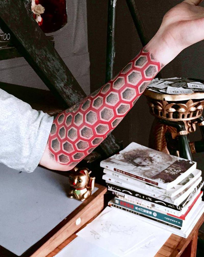 蜂窝几何纹身图片_手部手臂几何点刺蜂窝纹身图案