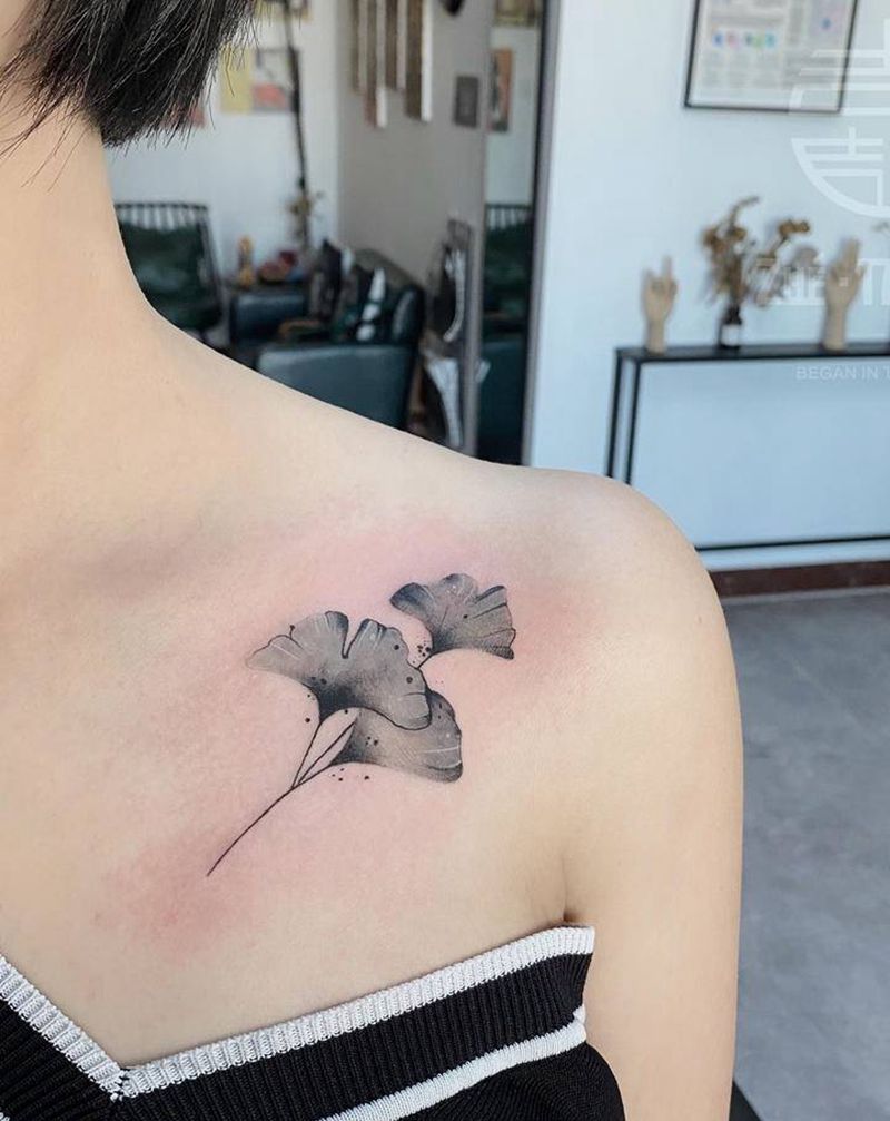 杏叶纹身图片_胸部纹身图案