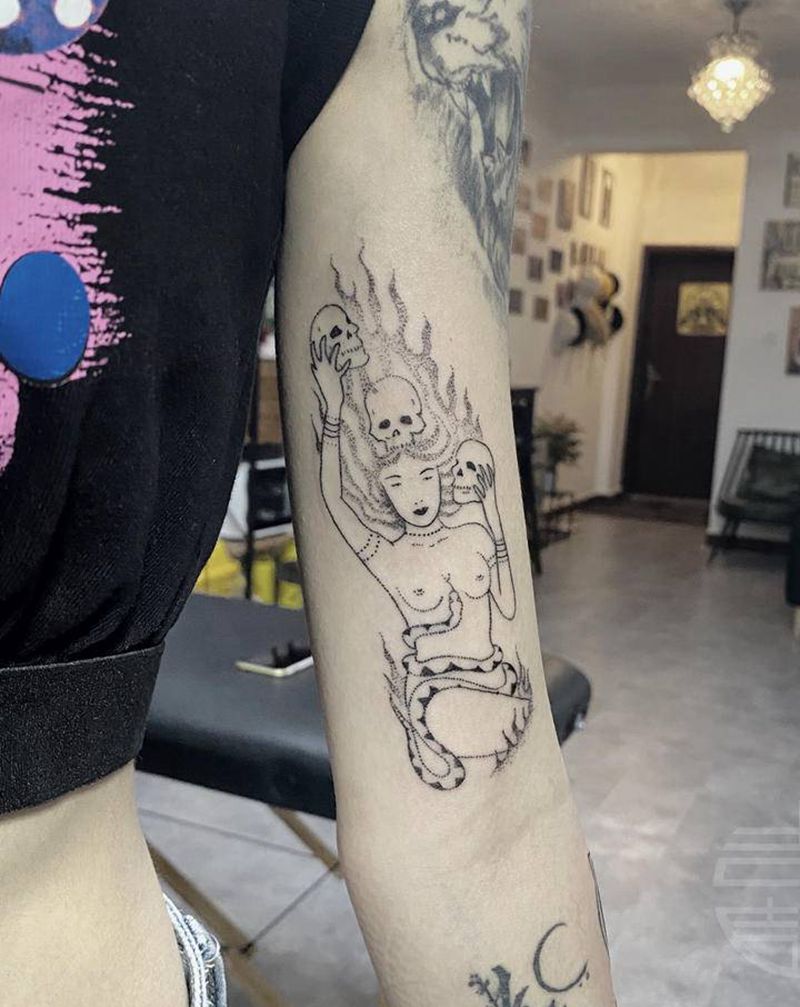 点刺 女郎与蛇纹身图片_手部纹身图案