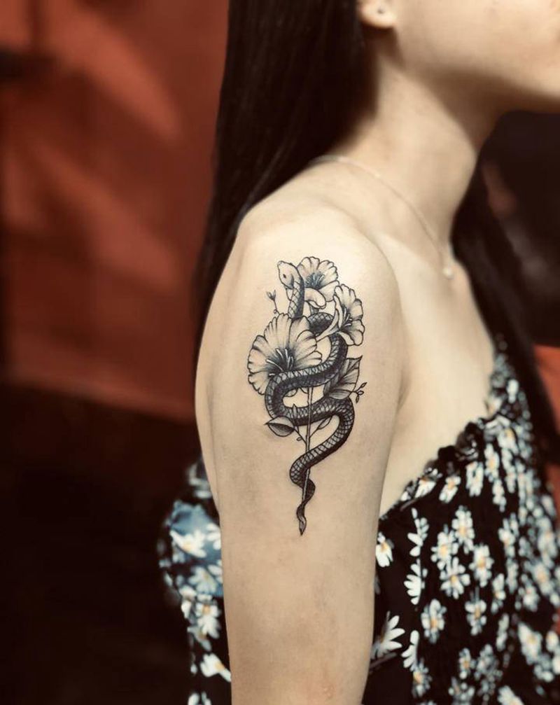 素花与蛇纹身图片_手部纹身图案