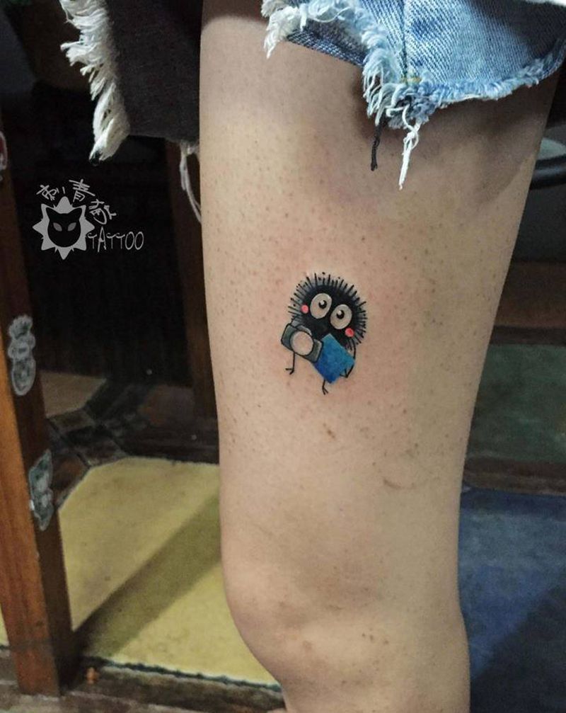 小煤球纹身图片_腿部New School千与千寻煤球纹身图案