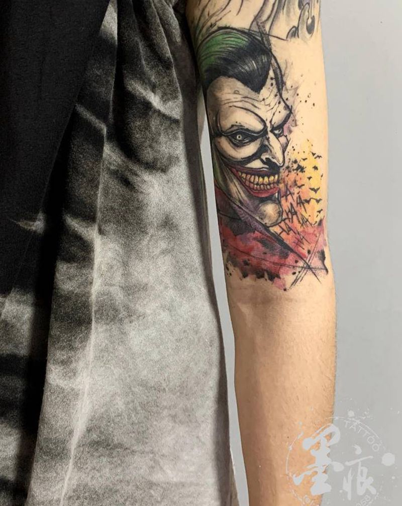 恢复后的小丑纹身图片_手部手臂水墨水彩纹身图案