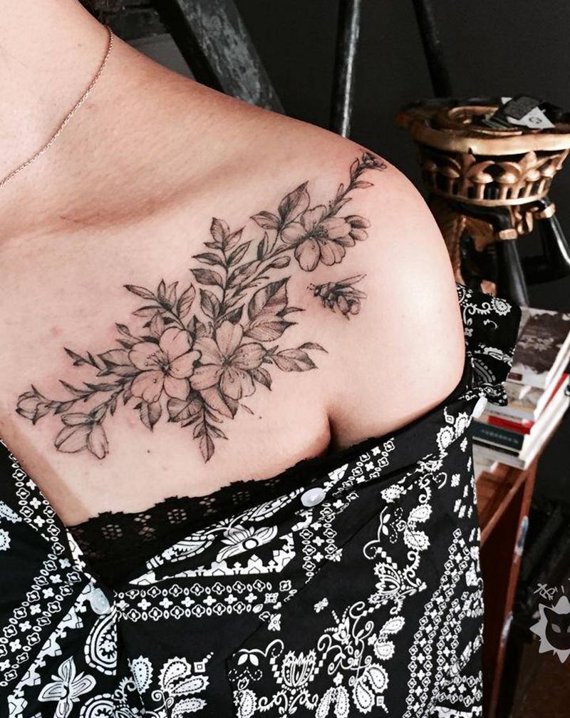 素花纹身图片_肩部胸部点刺蜜蜂小花素花纹身图案