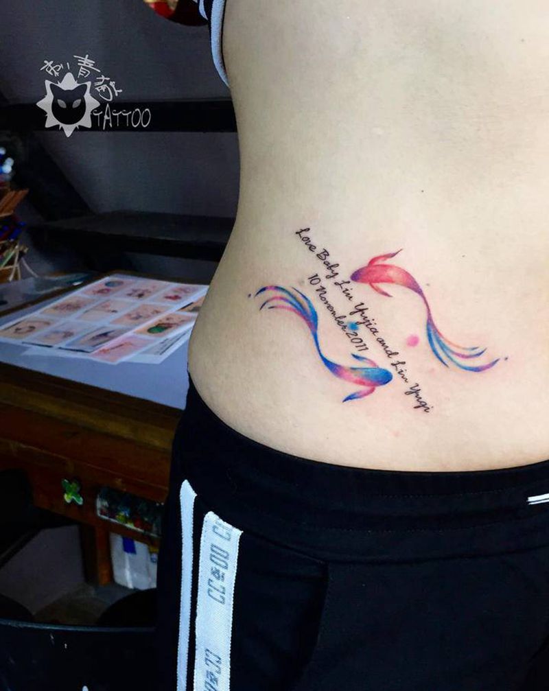 双鱼纹身图片_腹部腰部水彩鱼英文字母纹身图案