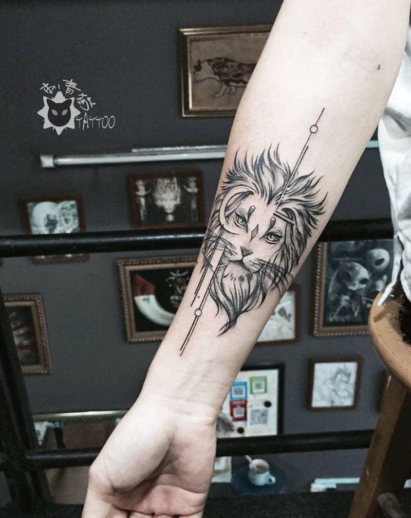 狮子纹身图片_手部脚部点刺几何狮子纹身图案