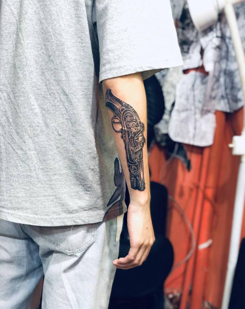 左轮纹身图片_手部纹身图案