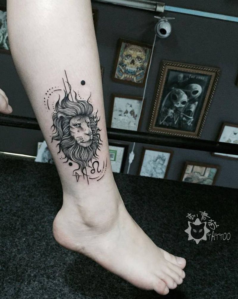 狮子纹身图片_腿部脚部点刺几何狮子情侣纹身图案