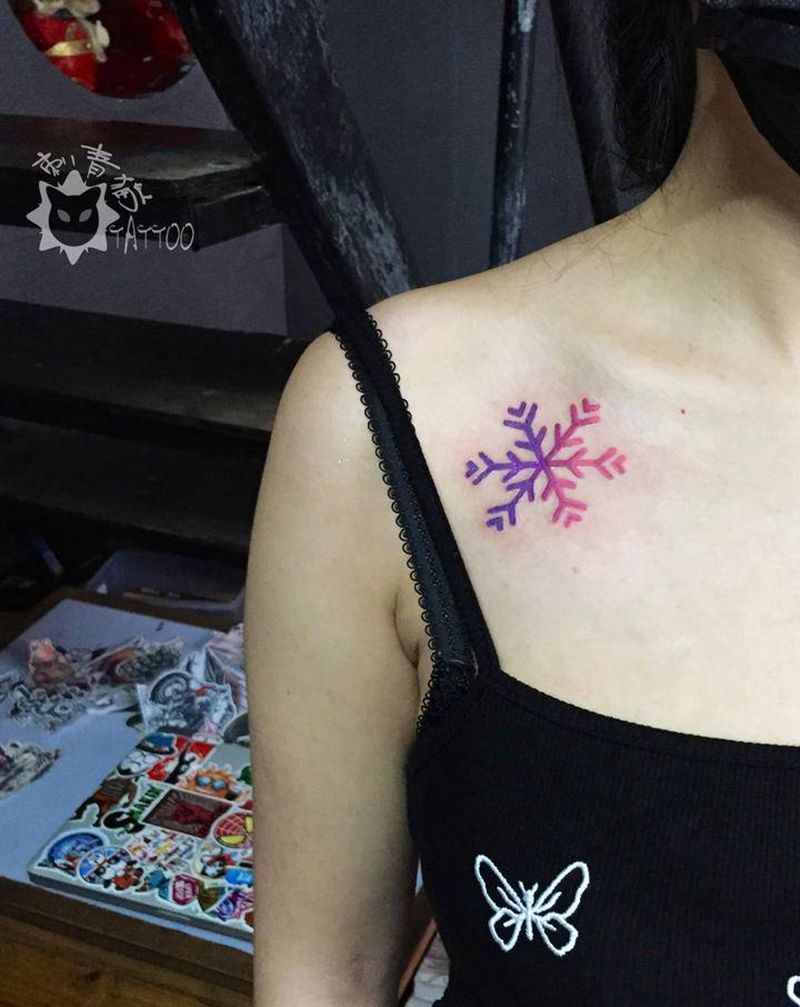 雪花纹身图片_肩部几何水彩雪花双肩纹身图案