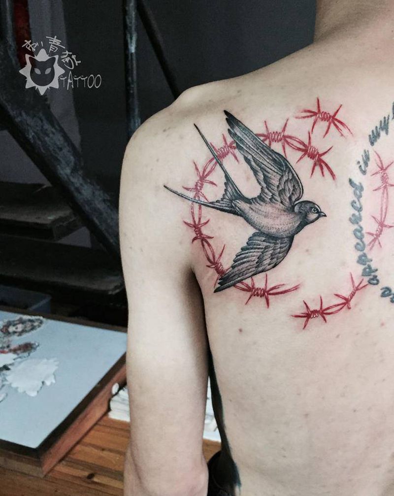 燕子纹身图片_背部肩部点刺铁丝燕子鸟纹身图案