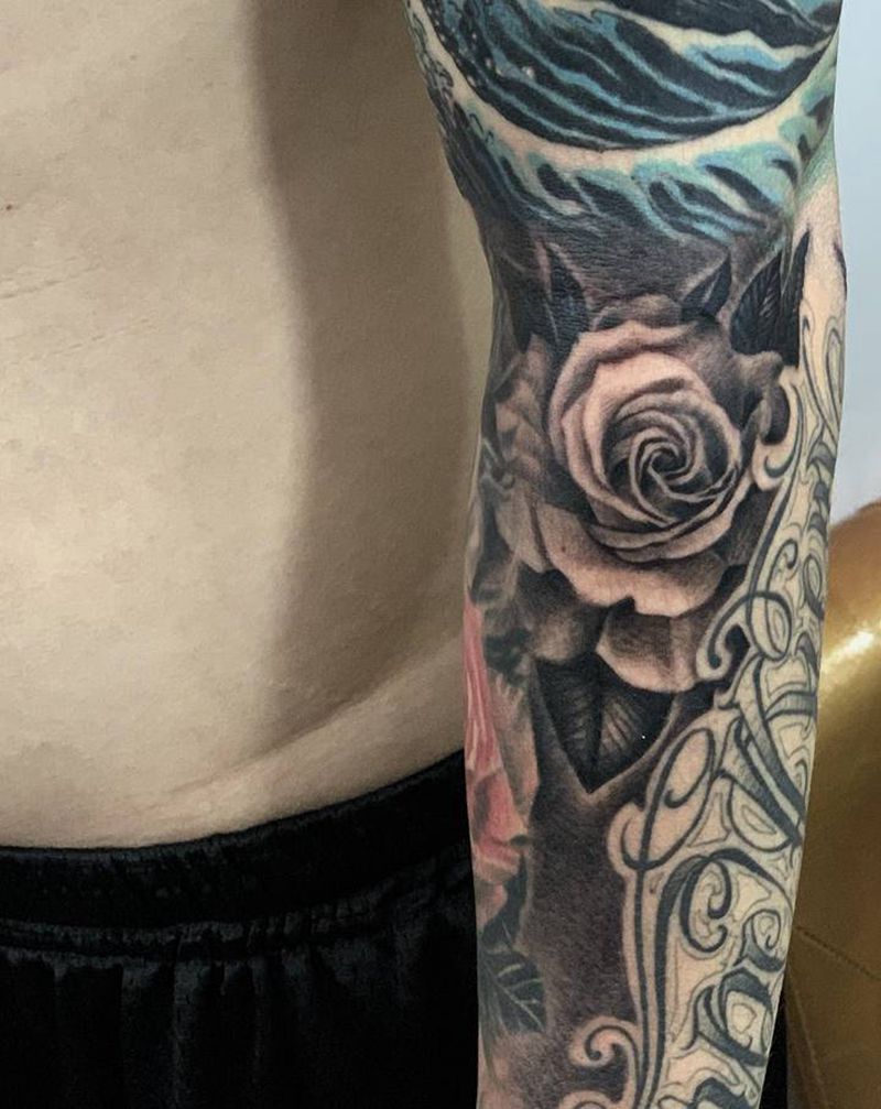 玫瑰纹身图片_手部手臂欧美写实纹身图案