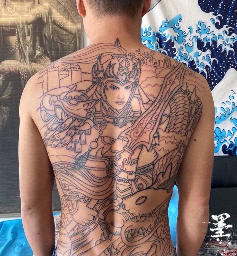 满背线条纹身图片_背部新传统纹身图案