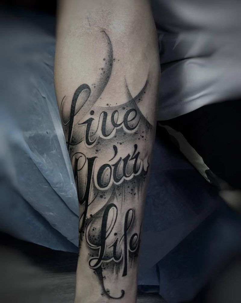 花体英文纹身图片_手部花体字纹身图案