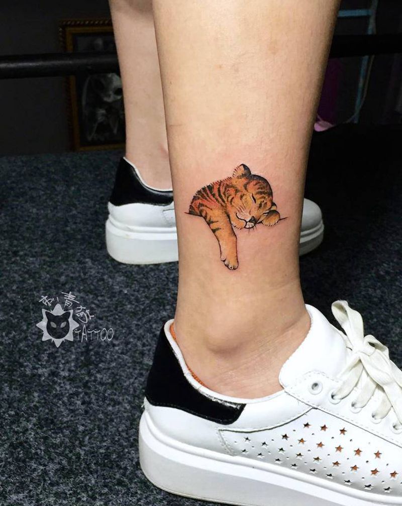 小老虎纹身图片_脚部腿部点刺水彩老虎小清新纹身图案