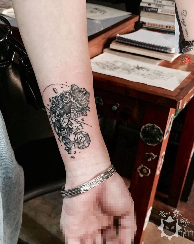 变色龙纹身图片_手部手臂点刺几何变色龙点线遮盖纹身图案