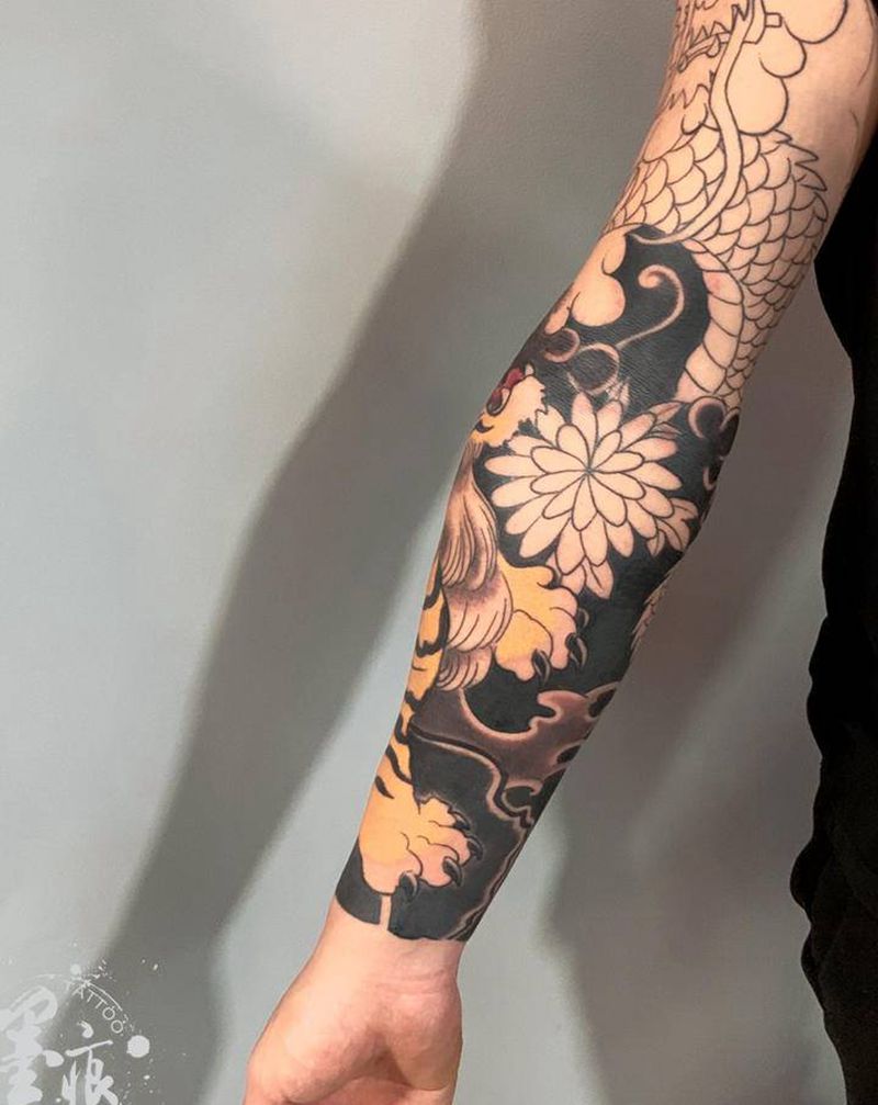 【龙争虎斗】纹身图片_手部手臂老传统新传统纹身图案