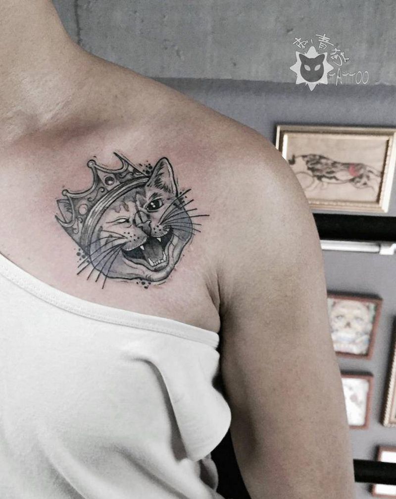 猫咪纹身图片_肩部胸部点刺猫咪皇冠纹身图案