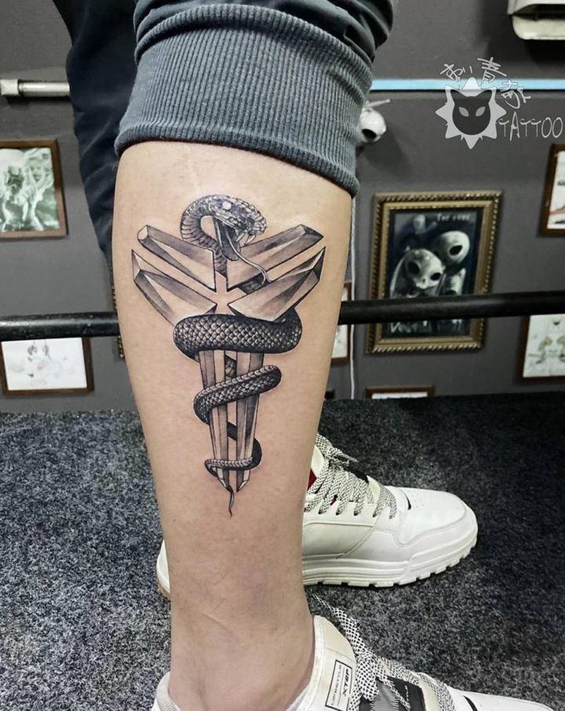 黑曼巴纹身图片_腿部脚部点刺黑曼巴科比纹身图案