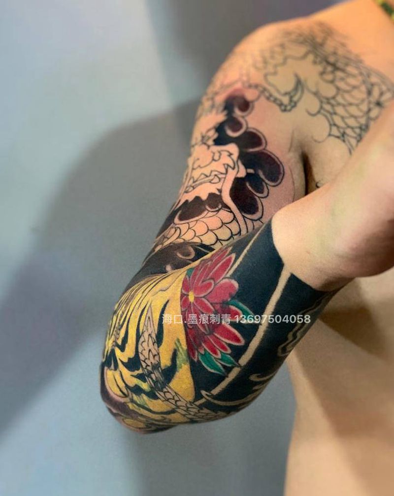 【龙争虎斗】纹身图片_肩部手臂老传统新传统纹身图案