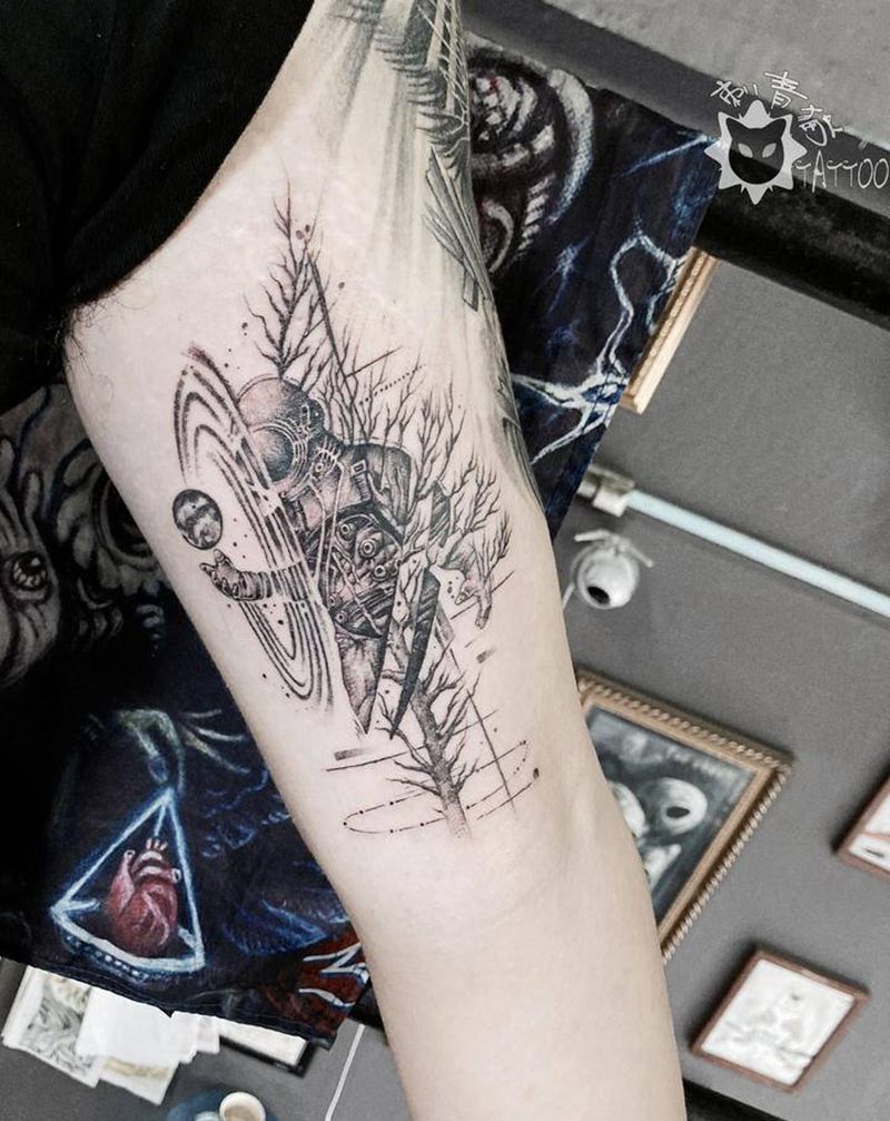 宇航员纹身图片_手部脚部点刺几何宇航员树木星球纹身图案