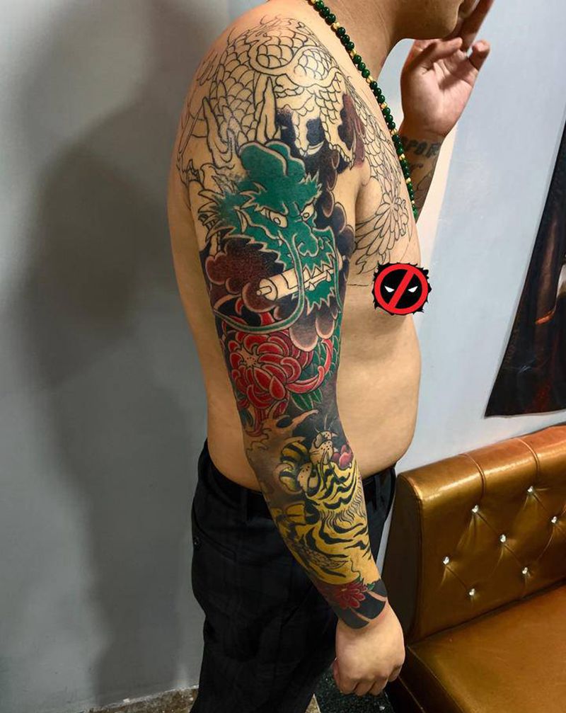 龙虎纹身图片_手部手臂老传统新传统纹身图案