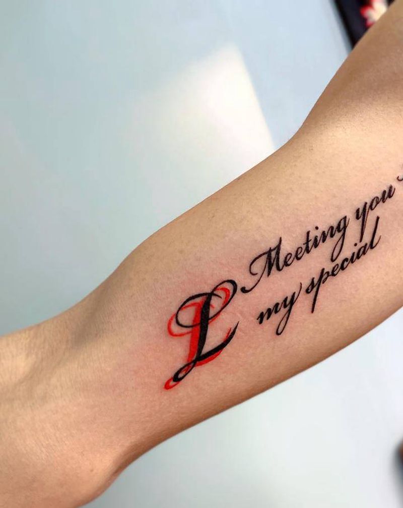 近日小作纹身图片_手部肩部花体字水彩纹身图案