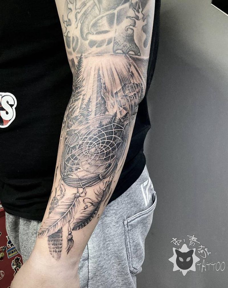 捕梦网纹身图片_手部手臂欧美写实点刺捕梦网羽毛树林纹身图案